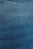 Jean slim azul con desgastes de color, tiro bajo y bolsillos