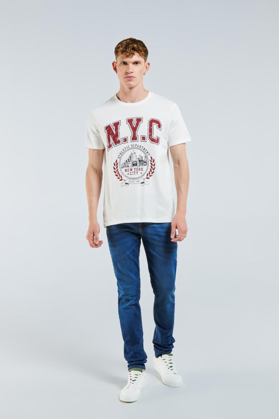 Camiseta manga corta crema clara con diseño college rojo de NYC