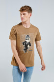 Camiseta café clara con cuello redondo y diseño de Monopolio