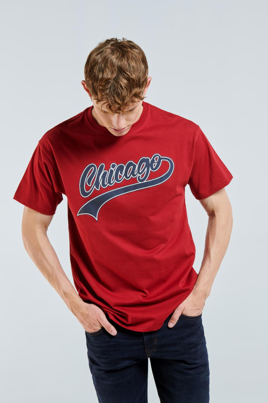 Camiseta roja con diseño college de Chicago y cuello redondo