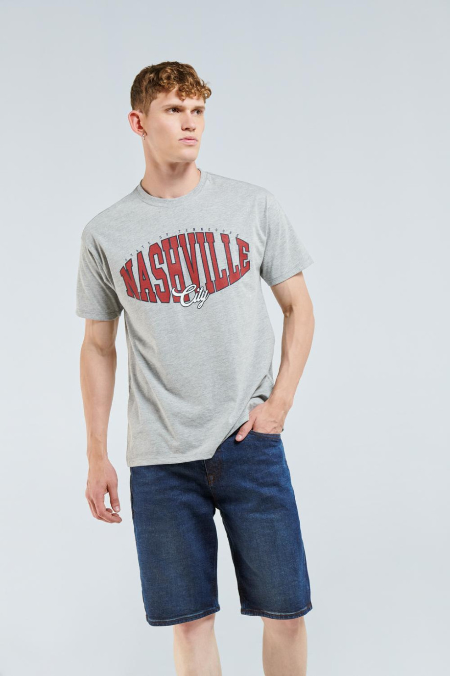 Camiseta cuello redondo gris con diseño college de Nashville