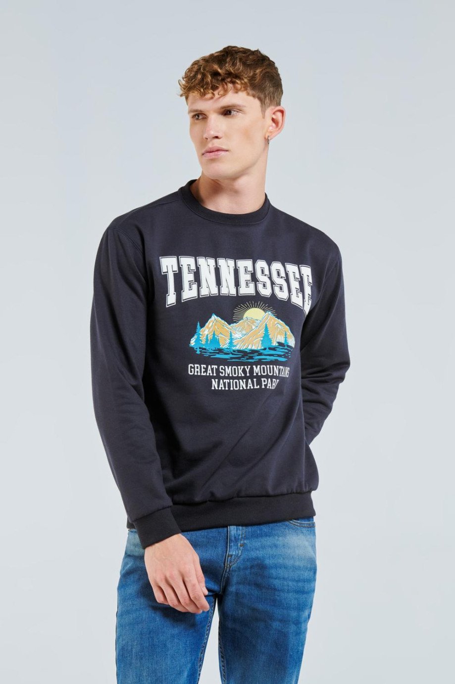 Buzo cuello redondo azul con diseño college de Tennessee