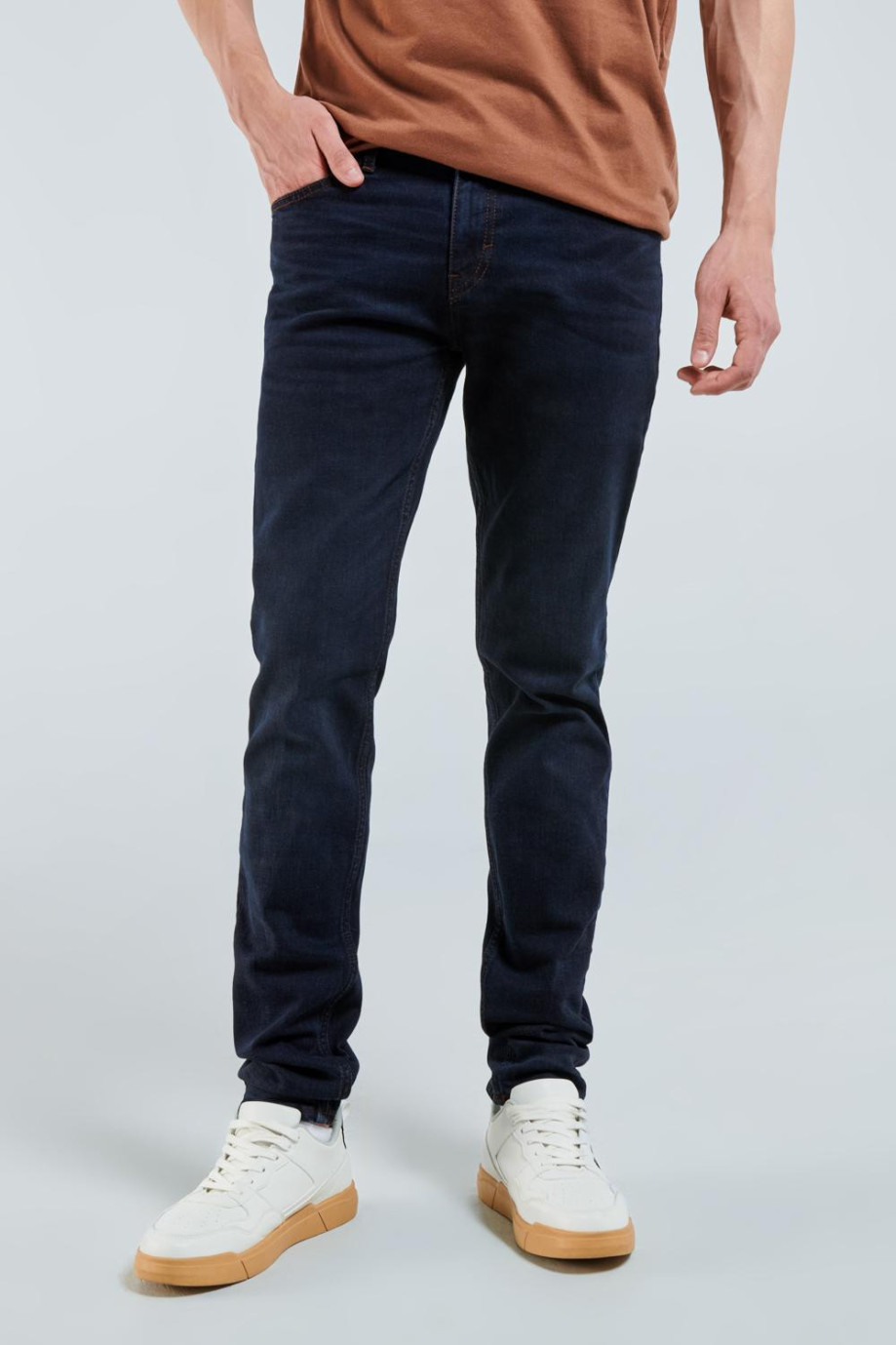 Jean slim azul intenso con tiro bajo, bolsillos y costuras en contraste