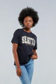 Camiseta azul intensa con cuello redondo y texto college de Seattle