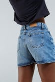 Short en jean azul oscuro con rotos sutiles y tiro alto