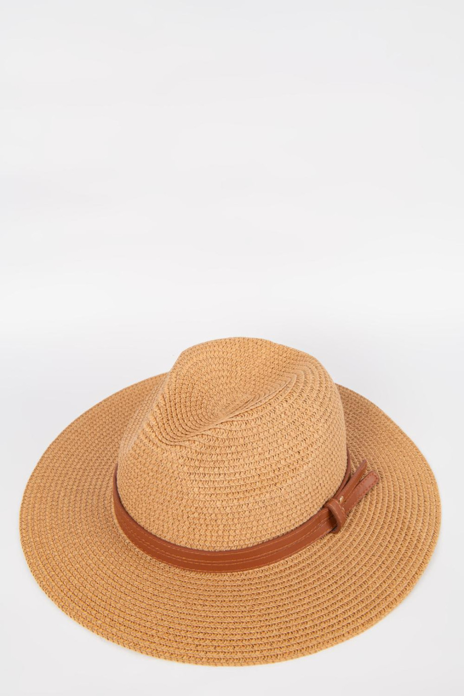 Sombrero kaky claro tipo fedora con ala ancha y cinta decorativa