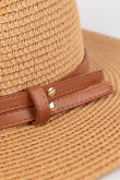 Sombrero kaki tipo fedora con ala ancha y cinta decorativa
