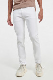 Jean slim blanco con ajuste ceñido, bolsillos y tiro bajo