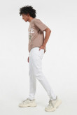 Jean slim blanco con ajuste ceñido, bolsillos y tiro bajo