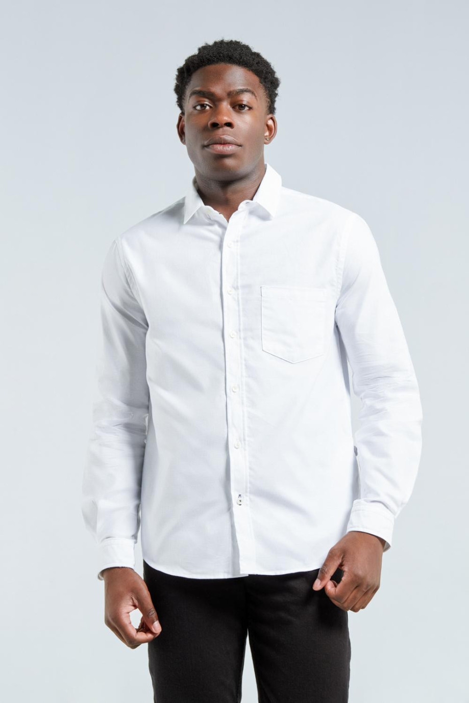 Camisa manga larga blanca con bolsillo y cuello sport collar