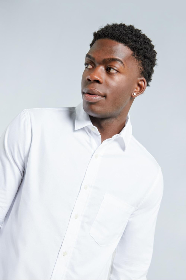Camisa manga larga blanca con bolsillo y cuello sport collar