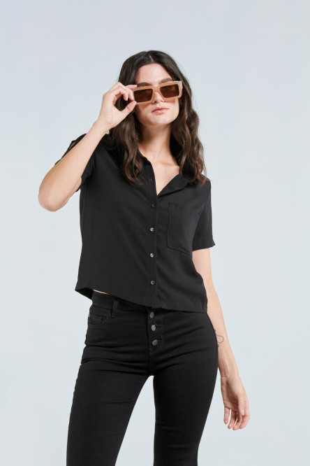 Blusa con cuello camisero negra con manga corta y bolsillo