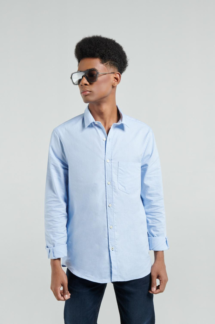 Camisa azul con bolsillo, cuello sport collar y manga larga