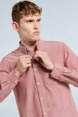 Camisa cuello button down unicolor con manga larga
