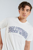 Camiseta crema con diseño college de Hollywood y manga corta