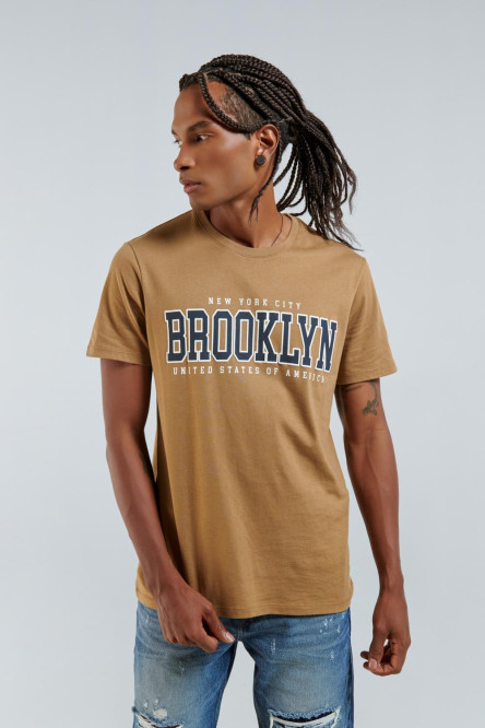 Camiseta manga corta café clara con texto college de Brooklyn