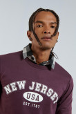 Buzo cuello redondo morado con diseño college de New Jersey