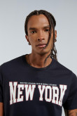 Camiseta azul con cuello redondo y diseño college de NY