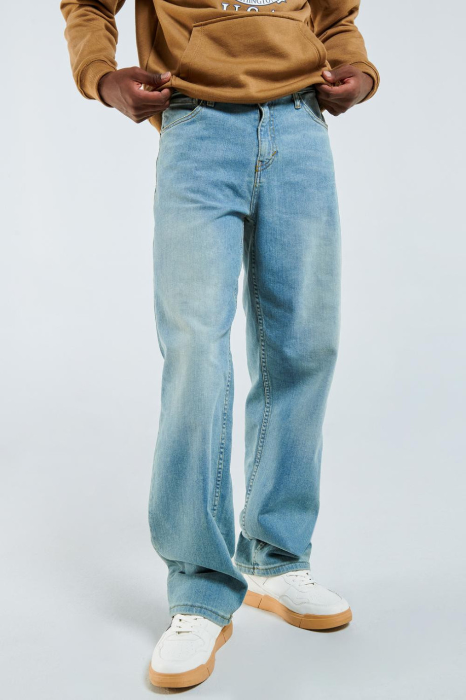 Jean azul 90´S vintage tiro medio, bota ancha y desgastes