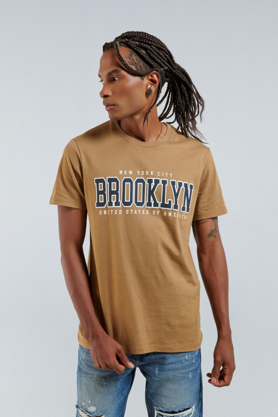 Camiseta café con texto college de Brooklyn y cuello redondo