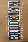Camiseta café con texto college de Brooklyn y cuello redondo