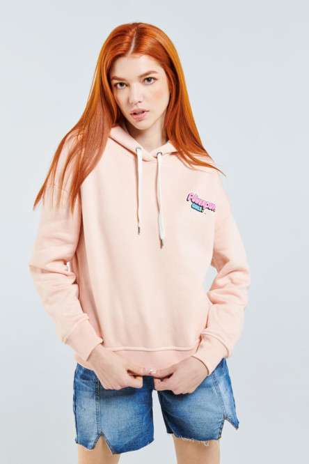 Buzo rosado claro oversize con capota y diseño de Chicas Superpoderosas