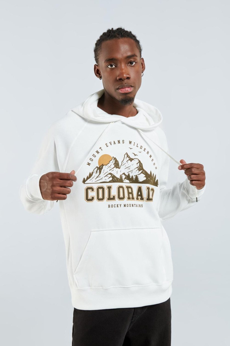 Buzo con capota crema claro, bolsillo y diseño college de Colorado