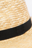 Sombrero kaki claro con cinta negra y ala ancha plana