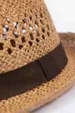 Sombrero café claro tipo Panamá con cinta decorativa en contraste