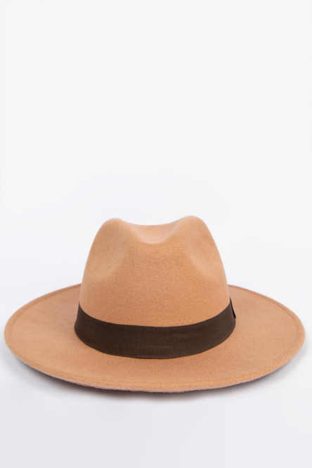 Sombrero fedora café claro con cinta decorativa y ala plana