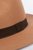 Sombrero fedora café claro con cinta decorativa y ala plana