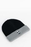 Gorro tejido negro con bordado de Osos Escandalosos y doblez gris