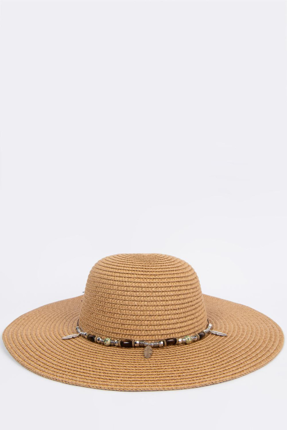 Sombrero kaky claro con ala ancha y detalles decorativos