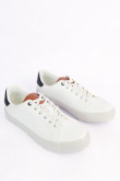 Tenis casuales blancos con contrastes posteriores y suelas planas