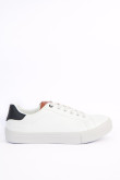 Tenis casuales blancos con contrastes posteriores y suelas planas