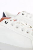 Tenis casuales blancos con contrastes posteriores y suelas planas