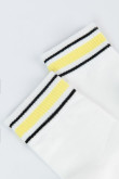 Medias cortas crema claras con diseños de franjas amarillas y negras