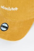 Gorra beisbolera amarilla clara con texto bordado y visera curva