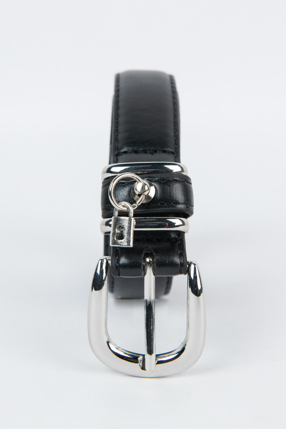 Cinturón negro sintético con hebilla cuadrada y candado decorativo