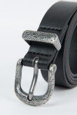 Cinturón sintético negro con hebilla y pasador con diseños grabados