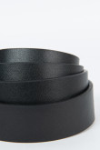Cinturón sintético negro con hebilla y pasador con diseños grabados