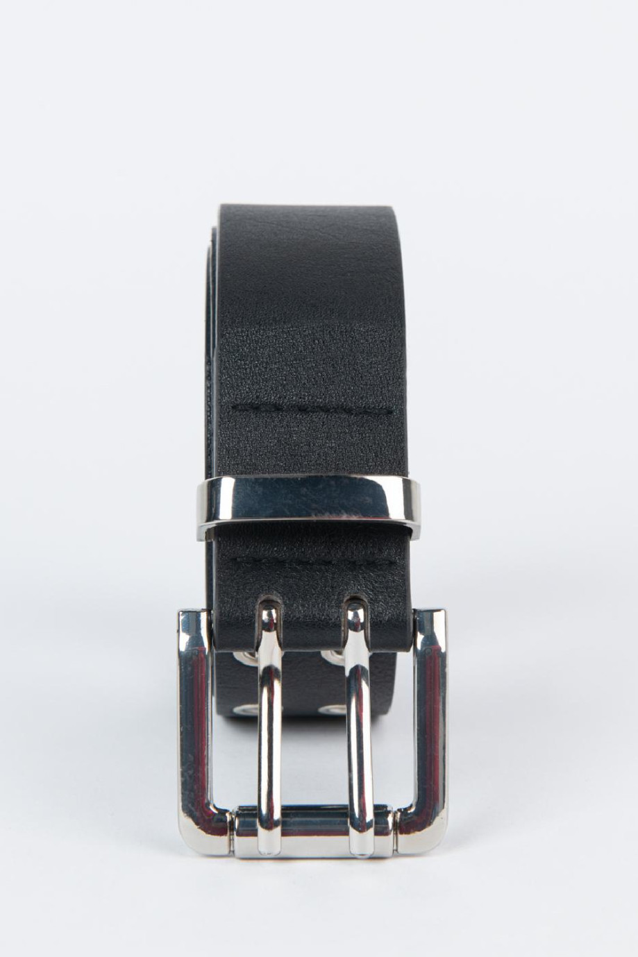 Cinturón negro con ojaletes metálicos y hebilla cuadrada con doble aguja
