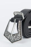 Cinturón sintético negro con trabilla, hebilla y puntera metálicas