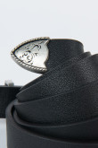 Cinturón sintético negro con trabilla, hebilla y puntera metálicas