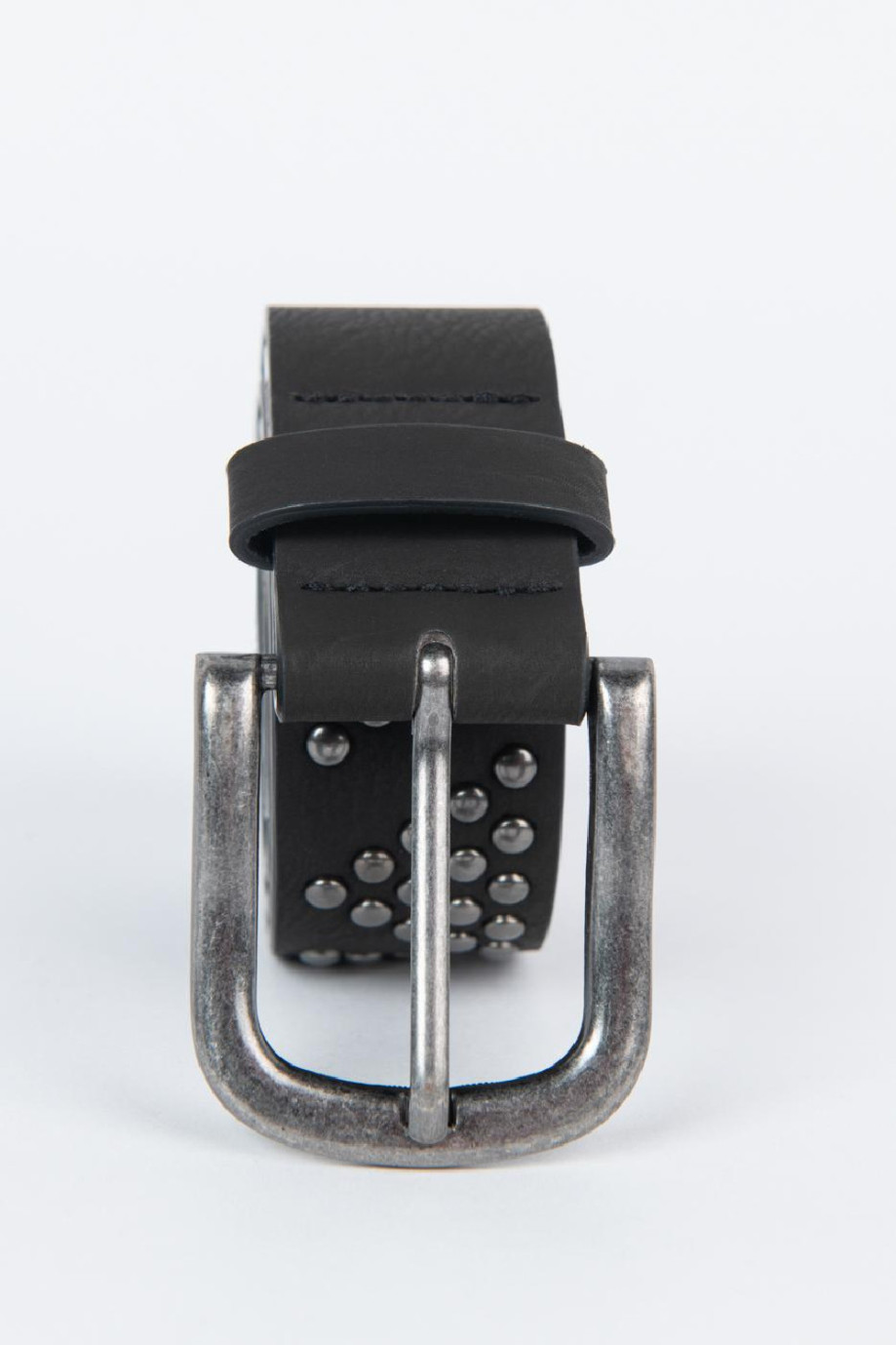 Cinturón sintético negro con taches metálicos y hebilla cuadrada