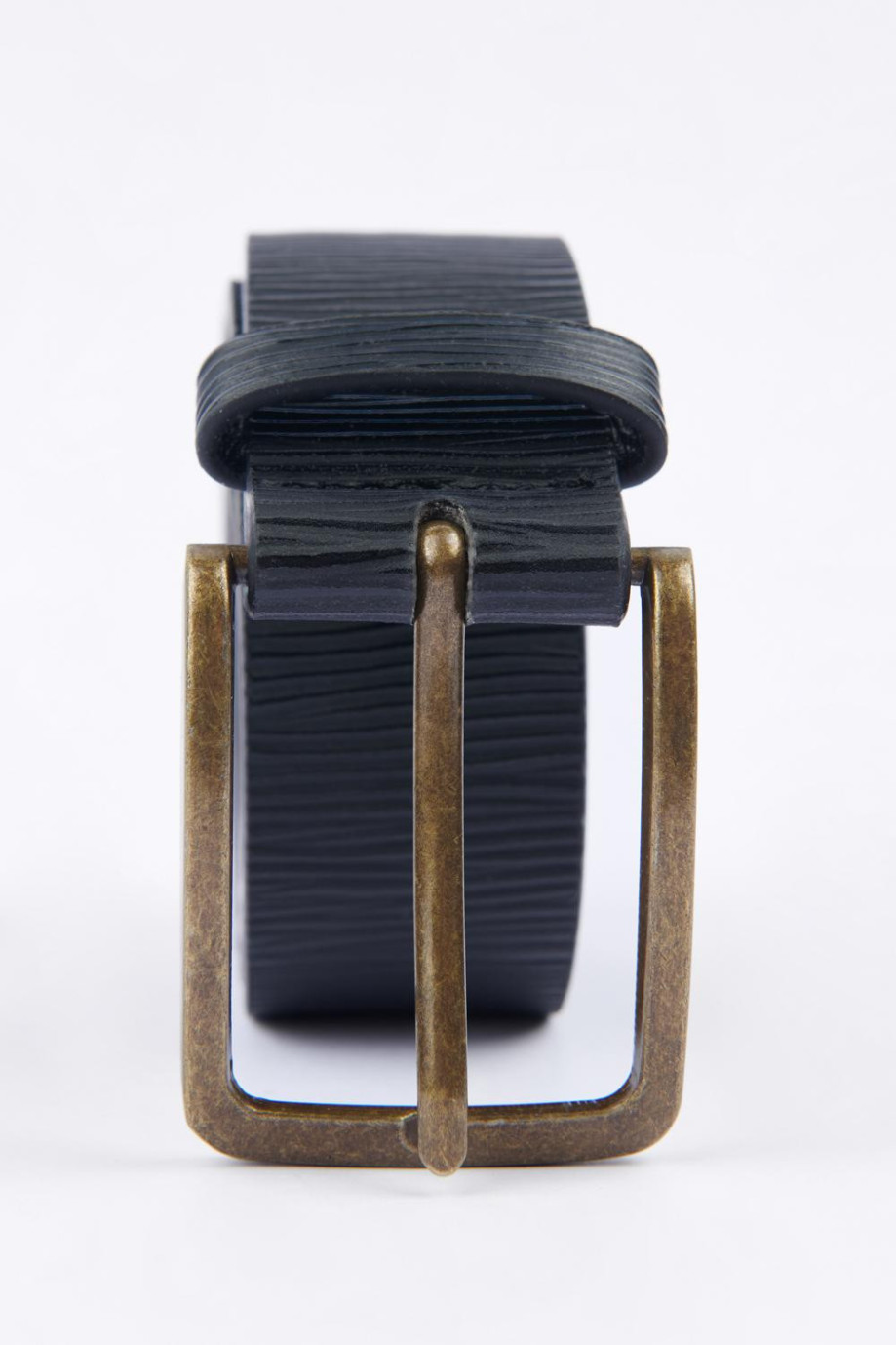 Cinturón sintético negro con hebilla cuadrada dorada y texturas