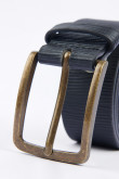 Cinturón sintético negro con hebilla cuadrada dorada y texturas