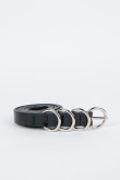 Cinturón negro con argollas decorativas y hebilla circular metálica