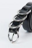 Cinturón negro con argollas decorativas y hebilla circular metálica