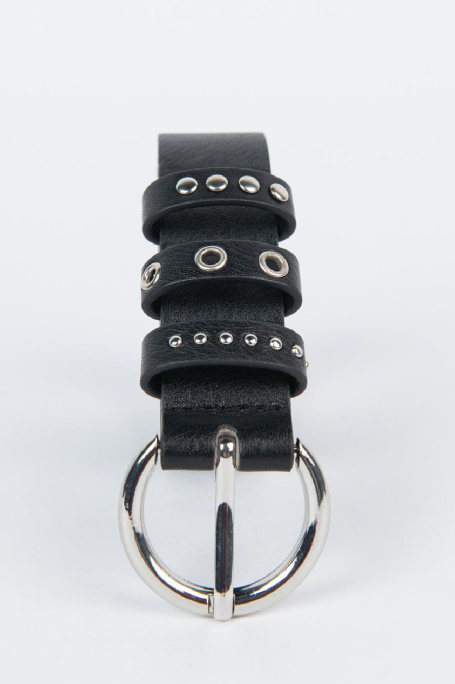 Cinturón sintético negro con hebilla circular y triple trabilla